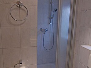 Regadera, secadora de cabello, toallas 