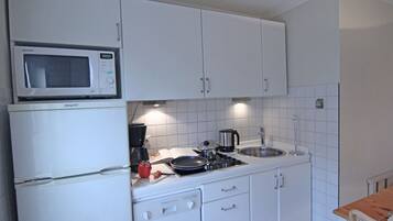 Fridge, stovetop, coffee/tea maker, electric kettle