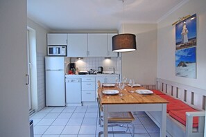 Refrigerador, parrilla de estufa, cafetera y tetera y tetera eléctrica 