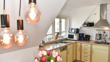 Een koelkast, een microgolfoven, een kookplaat, een vaatwasser