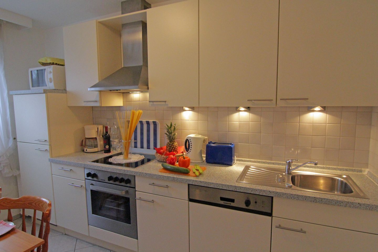 Frigorifero, microonde, forno, piano cottura