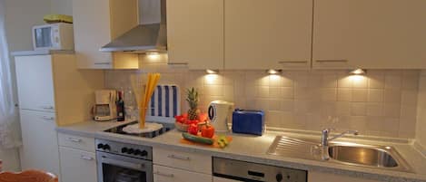 Refrigerador, microondas, horno y parrilla de estufa