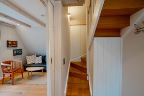 A staircase with wooden steps leading to a landing. - Beachfront Lodge on Sylt with Sauna - Welcome to the Luxury Vacation Home (Sylt)