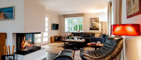 TV, peis, DVD-spiller og stereoanlegg