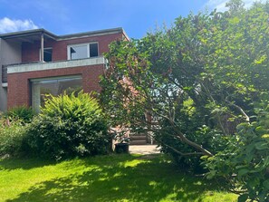 Unclassified image, 4 of 18, button