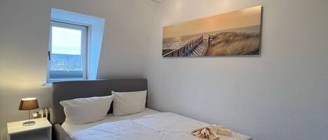 3 bedrooms, desk, iron/ironing board, WiFi