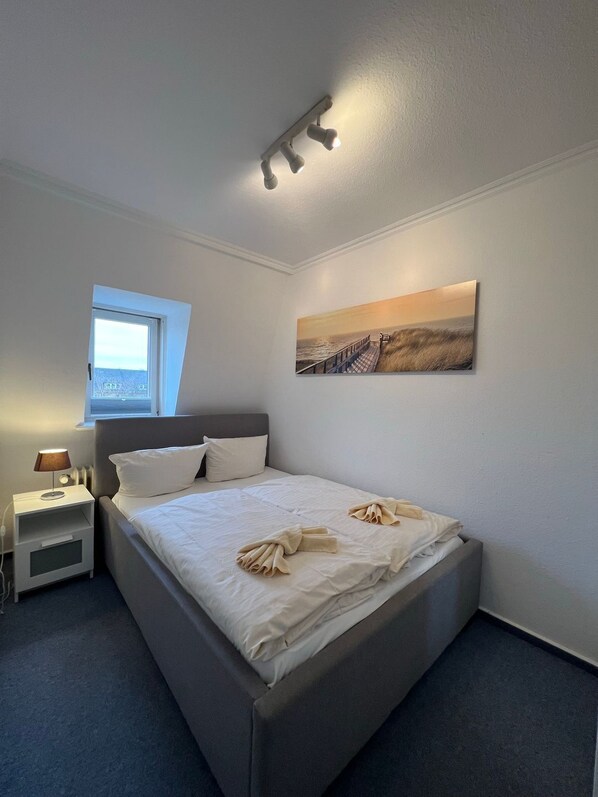 3 bedrooms, desk, iron/ironing board, WiFi