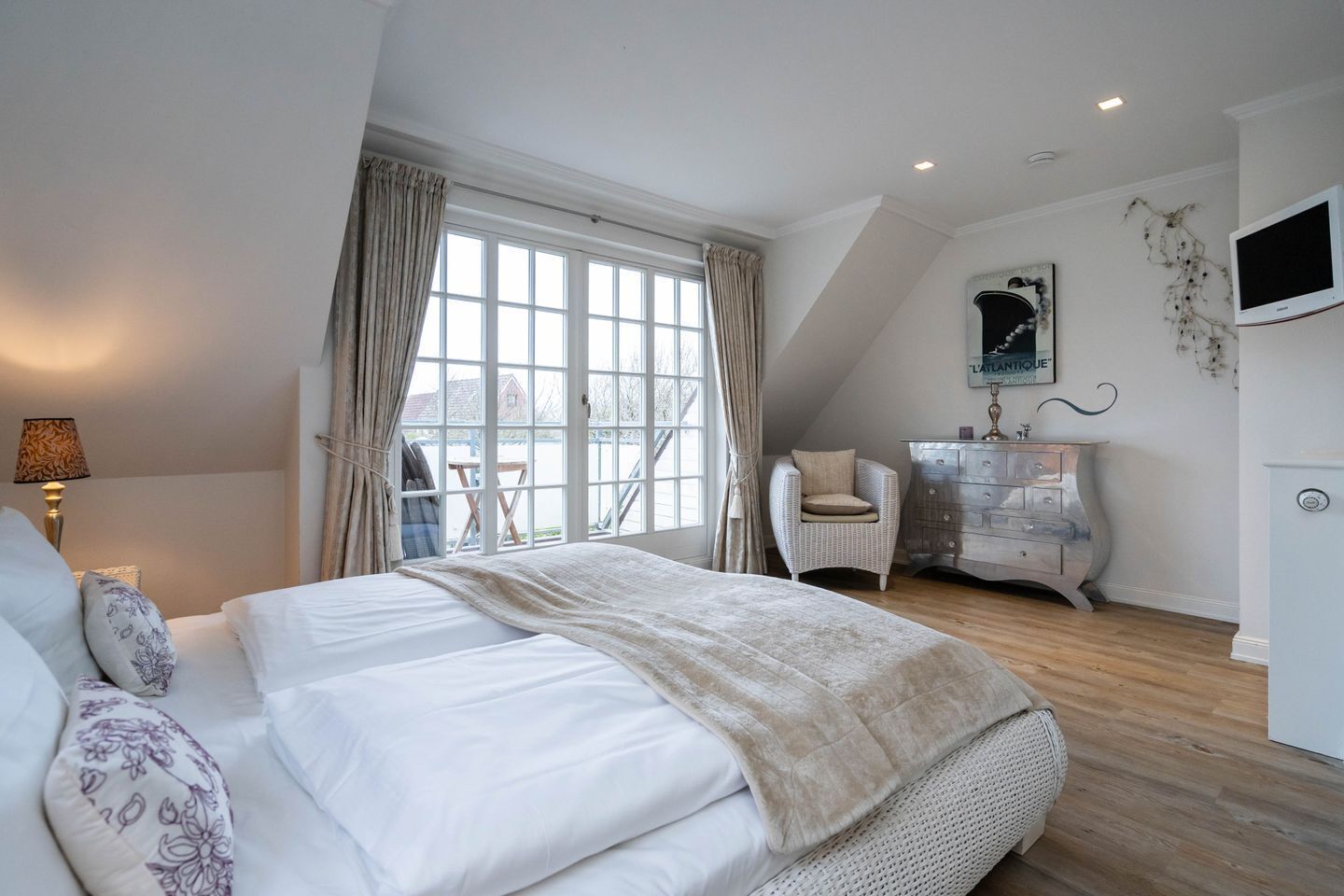 4 chambres, coffres-forts dans les chambres, bureau