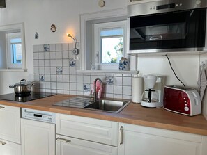 Fridge, oven, stovetop, dishwasher