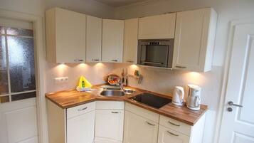 Kühlschrank, Mikrowelle, Herdplatte, Geschirrspüler