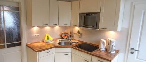 Fridge, microwave, stovetop, dishwasher