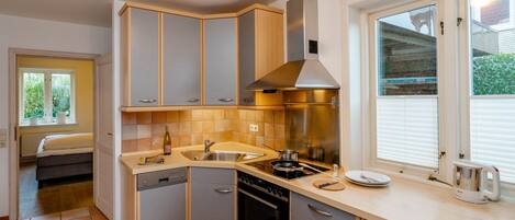 Jääkaappi, mikroaaltouuni, uuni, liesi