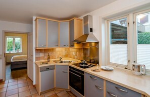 Réfrigérateur, four à micro-ondes, un four, surface de cuisson