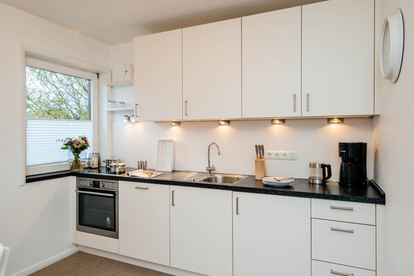 Fridge, oven, stovetop, dishwasher