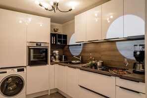 Fridge, oven, stovetop, dishwasher