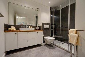 Dusche, Haartrockner, Handtücher