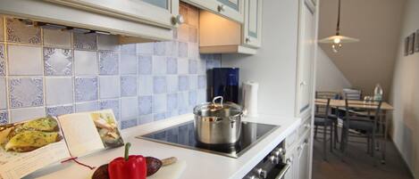 Frigorífico, horno, placa de cocina y lavavajillas
