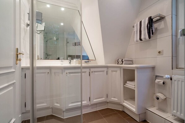 Unclassified image, 1 of 20, button