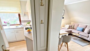 Un intérieur moderne comprenant une cuisine, un coin repas et un salon.