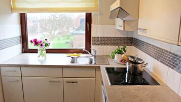 Refrigerador, microondas, placa de cocina, lavavajillas