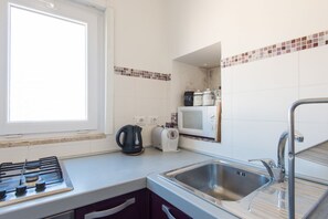 Kühlschrank, Ofen, Herdplatte, Wasserkocher mit Kaffee-/Teezubehör