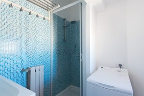 Ducha, secador de pelo, bidé y champú