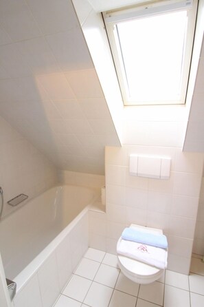 Regadera, secadora de cabello, toallas 