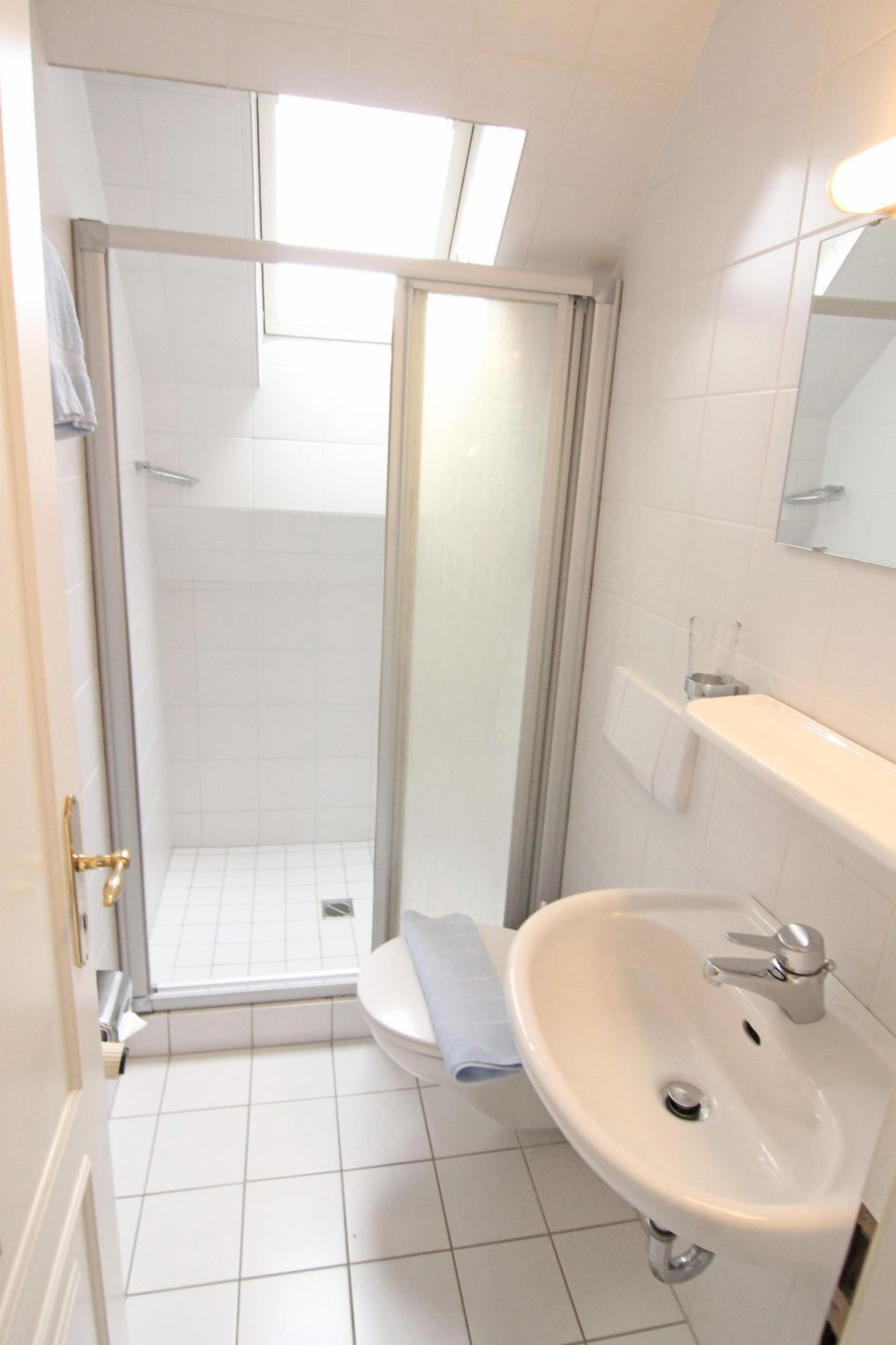 Douche, sèche-cheveux, serviettes fournies