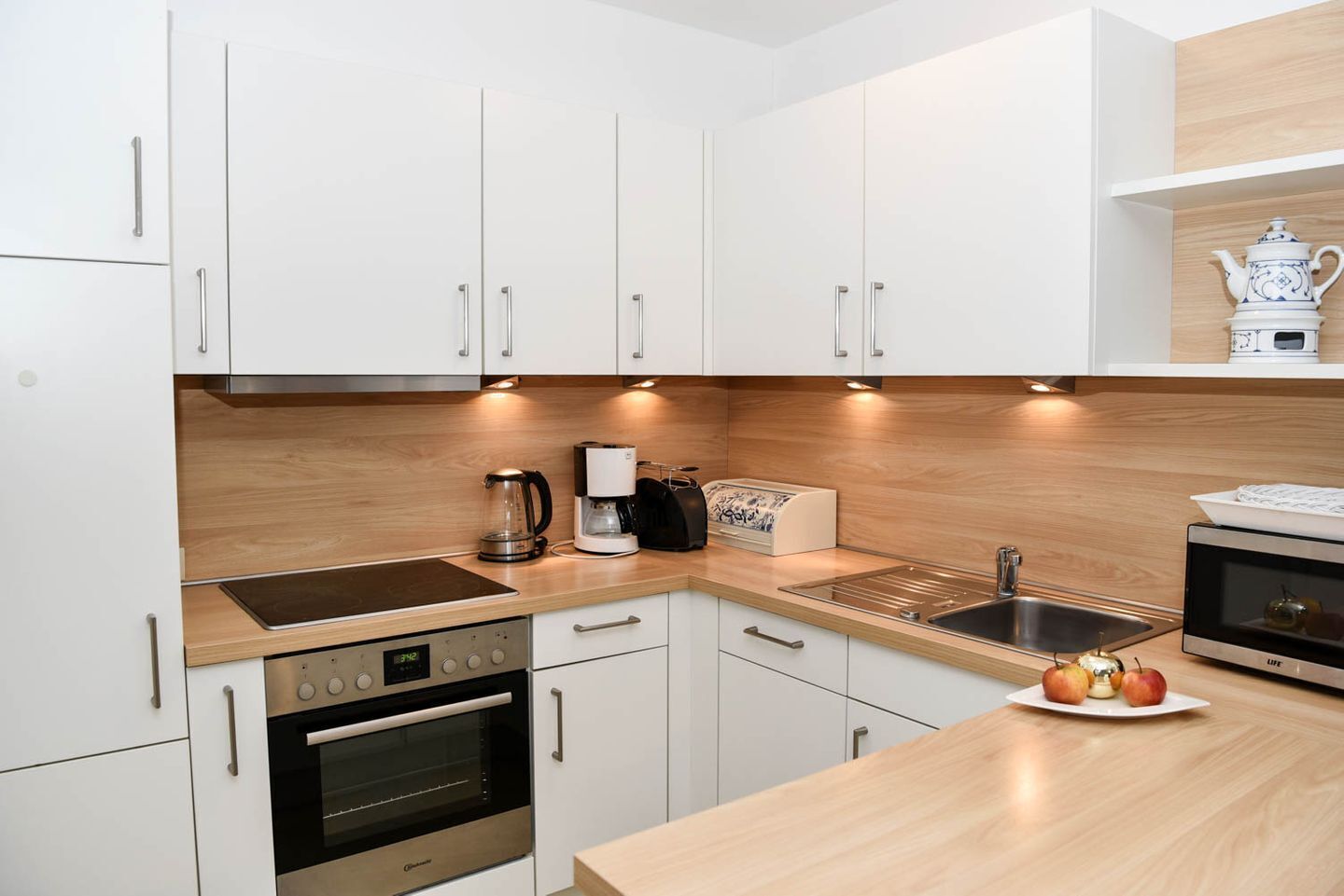 Kühlschrank, Mikrowelle, Ofen, Herdplatte