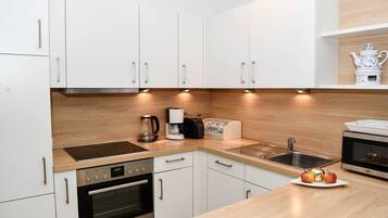 Kühlschrank, Mikrowelle, Ofen, Herdplatte
