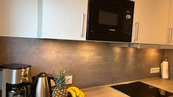 Kühlschrank, Mikrowelle, Herdplatte, Geschirrspüler