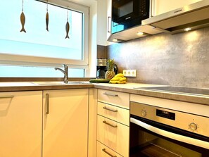 Kühlschrank, Mikrowelle, Herdplatte, Geschirrspüler