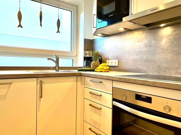 Fridge, microwave, stovetop, dishwasher - Calma 1 at ground level - Sylt is a valuable living space and a soothing vacation destination, (Wenningstedt-Braderup (Sylt))