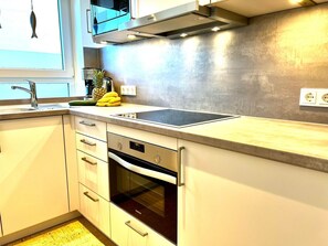 Geladeira, micro-ondas, cooktop, lava-louças