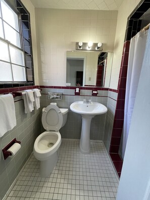 Basic Double Room | Bathroom | Towels - Rips Country Inn (Bowie)