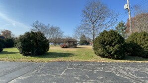 A park with a gazebo, trees, and a parking lot. - Rips Country Inn (Bowie)