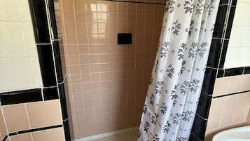 Basic Single Room | Bathroom