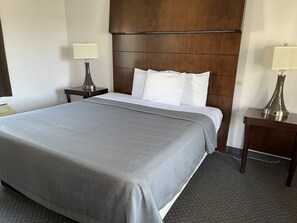 Desk, laptop workspace, blackout drapes, free WiFi - Rips Country Inn (Bowie)