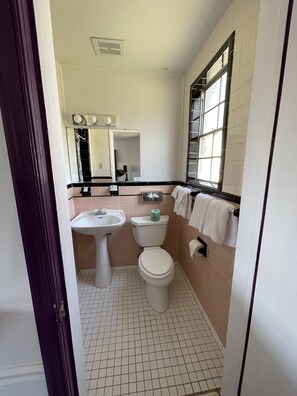 Yhden hengen perushuone | Kylpyhuone | Pyyhkeet