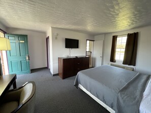 Desk, laptop workspace, blackout drapes, free WiFi - Rips Country Inn (Bowie)