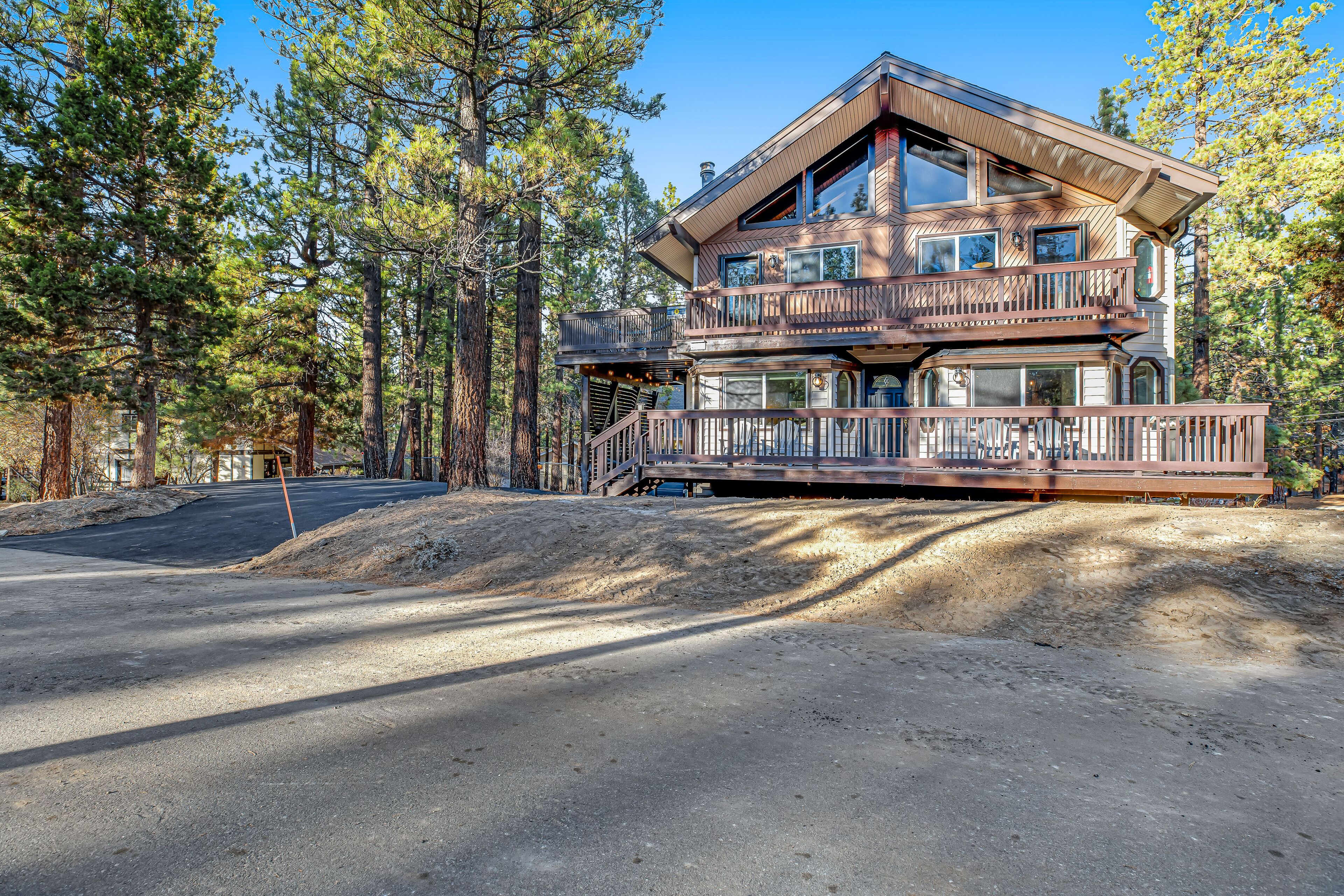 Modern Mountain Home with Fast WiFi, Private Hot Tub, Fireplace, Loft - Dogs OK