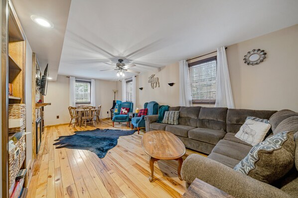 Smart-TV, Kamin, Videospiele, Bücher