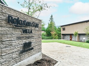 A stone sign with "Rekukun Stay Villa" and "Hakone Sengoku" written on it.