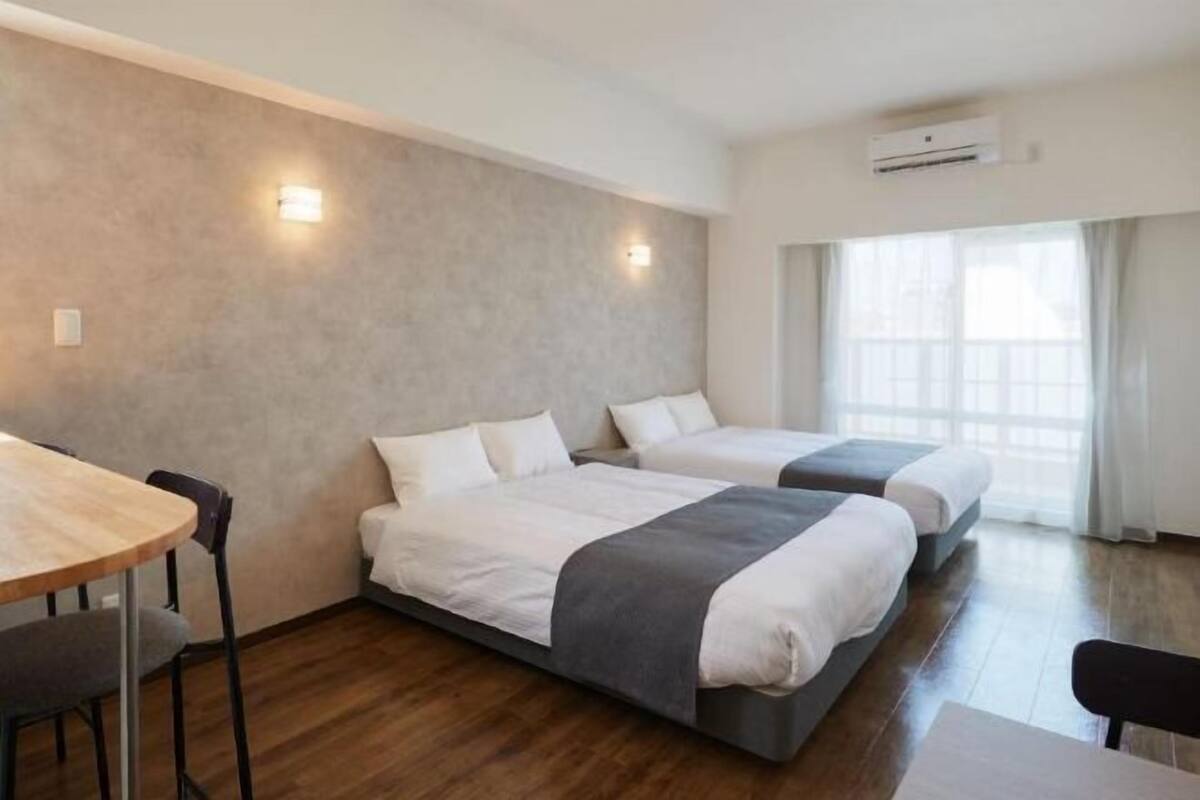 Roupas de cama premium, escrivaninha, cortinas blackout