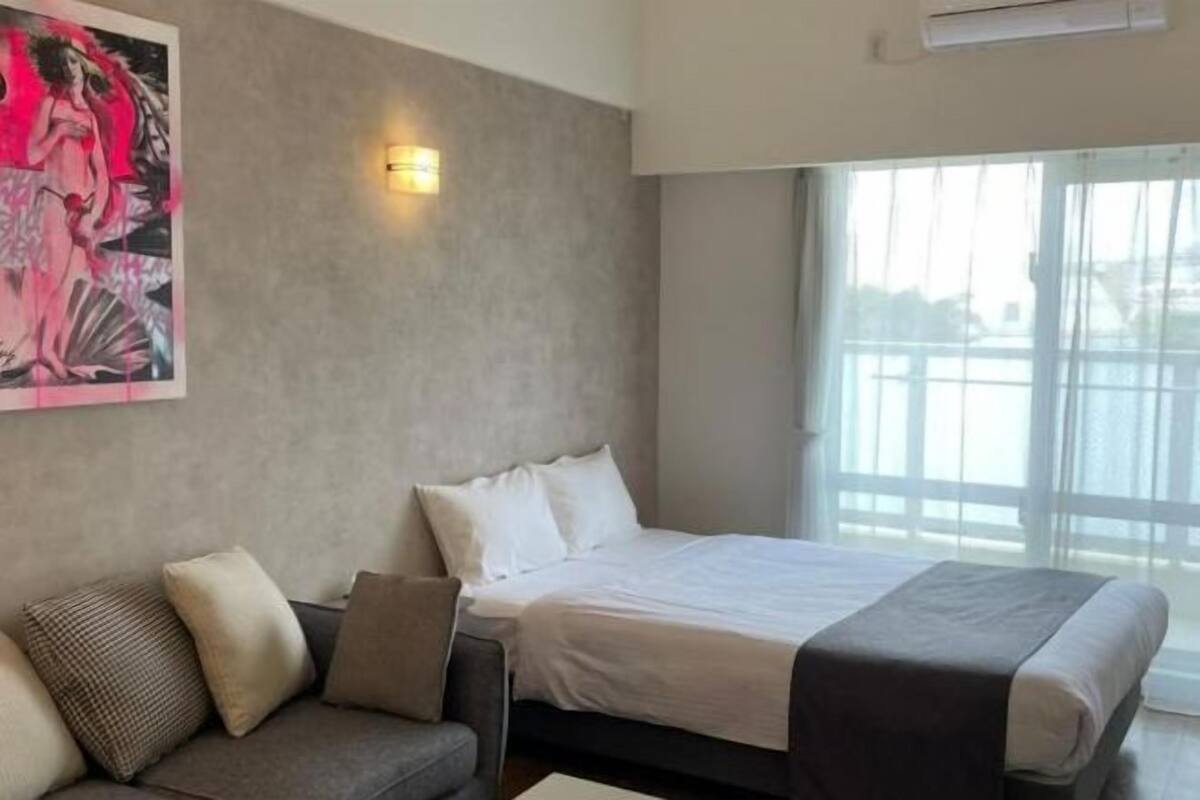 Roupas de cama premium, escrivaninha, cortinas blackout