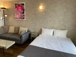 Roupas de cama premium, escrivaninha, cortinas blackout