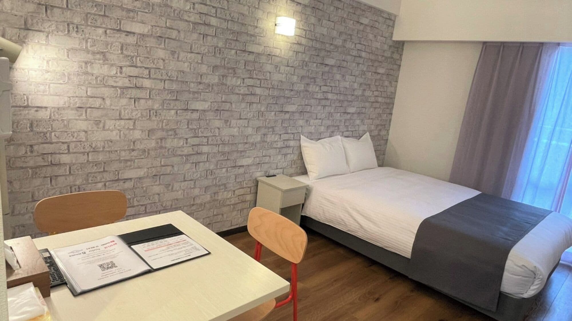 Premium bedding, desk, blackout drapes, WiFi (free)