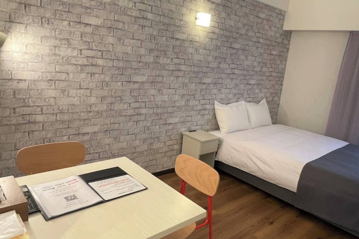 Roupas de cama premium, escrivaninha, cortinas blackout