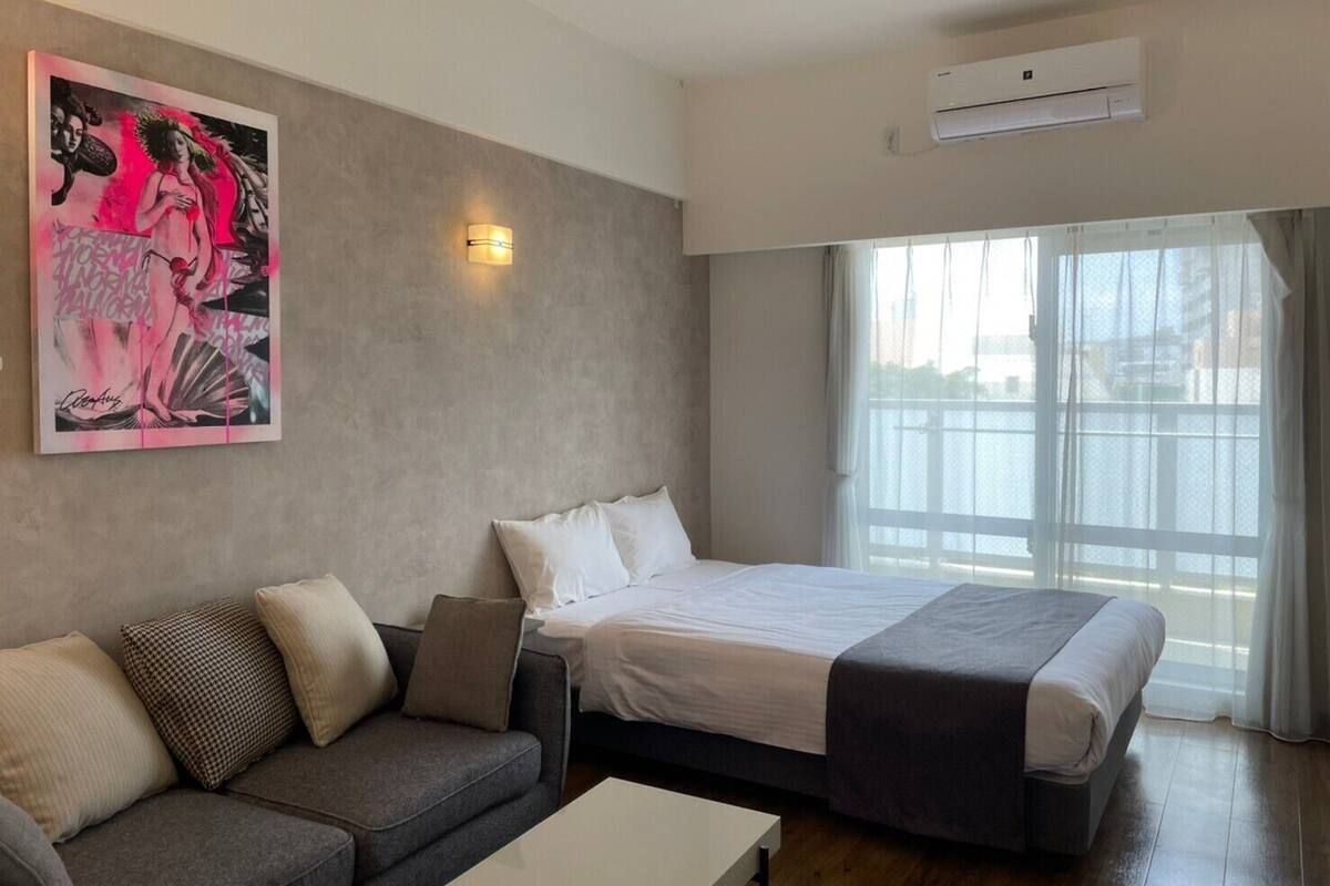 Roupas de cama premium, escrivaninha, cortinas blackout