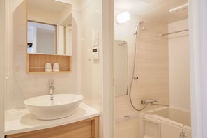 Bồn tắm và buồng tắm vòi sen riêng, đồ dùng nhà tắm miễn phí 